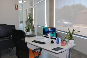 Lloc de treball a l'oficina de Dr. Windows amb codi de programació a la pantalla.